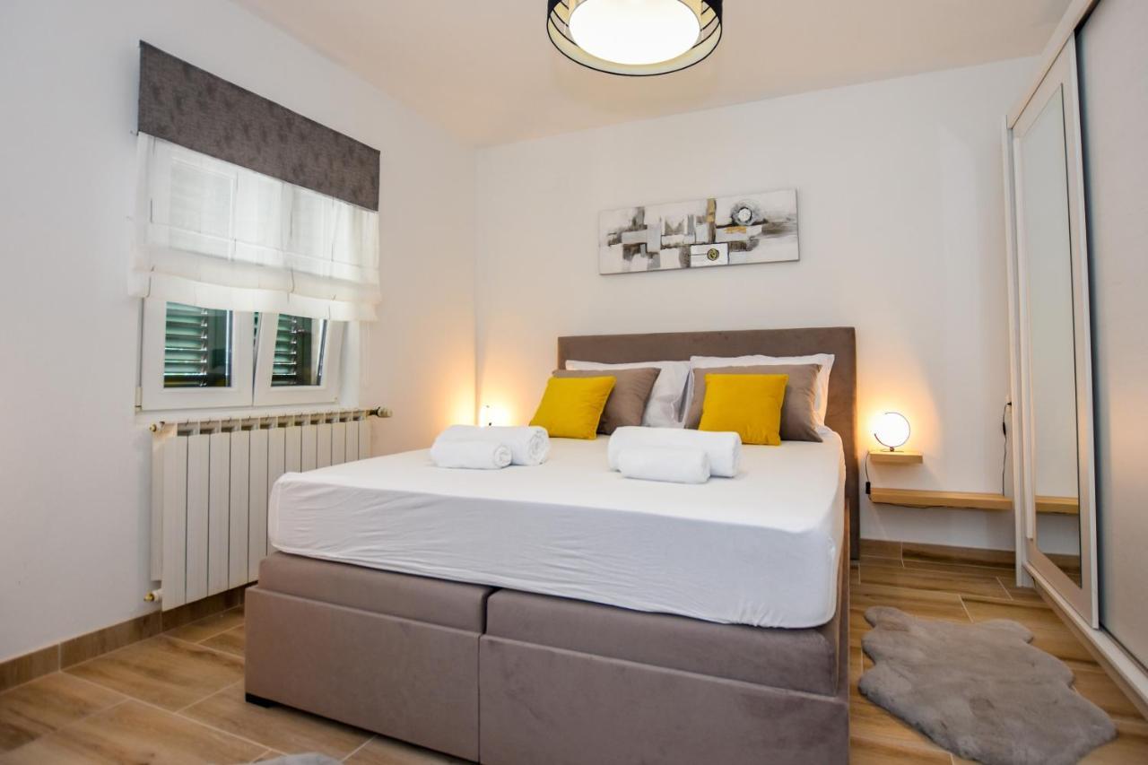 Apartmani Plazibat マンドレ エクステリア 写真