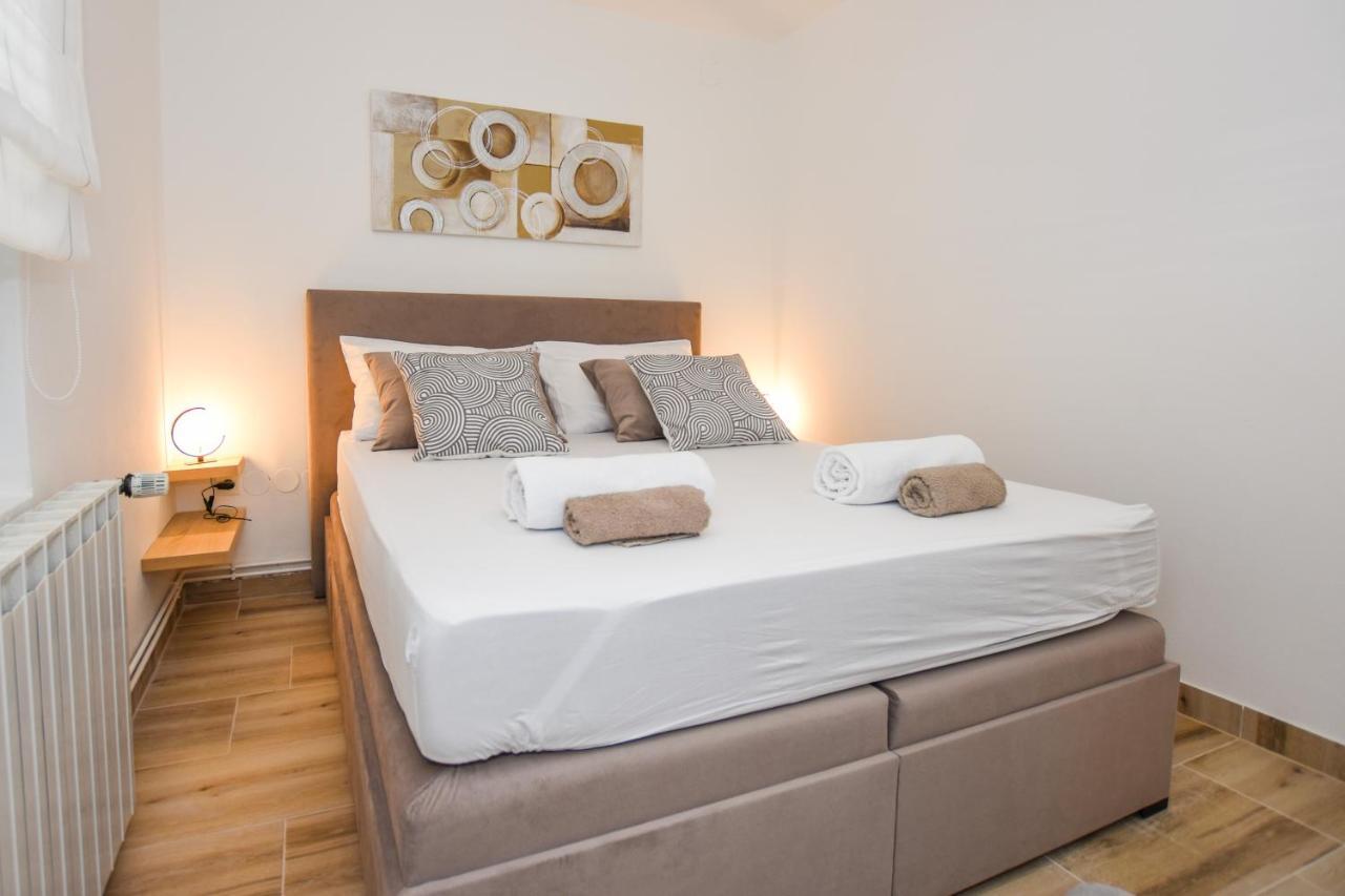 Apartmani Plazibat マンドレ エクステリア 写真