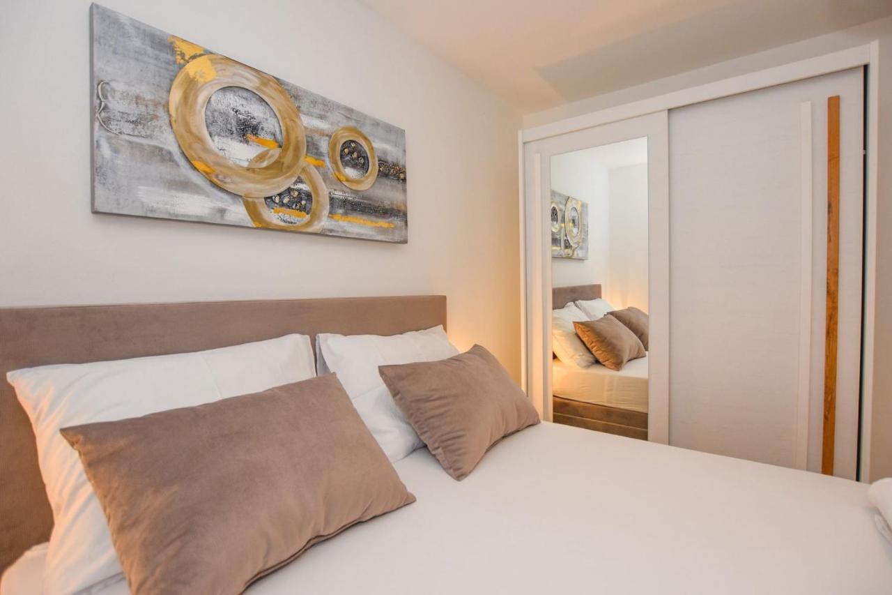 Apartmani Plazibat マンドレ エクステリア 写真