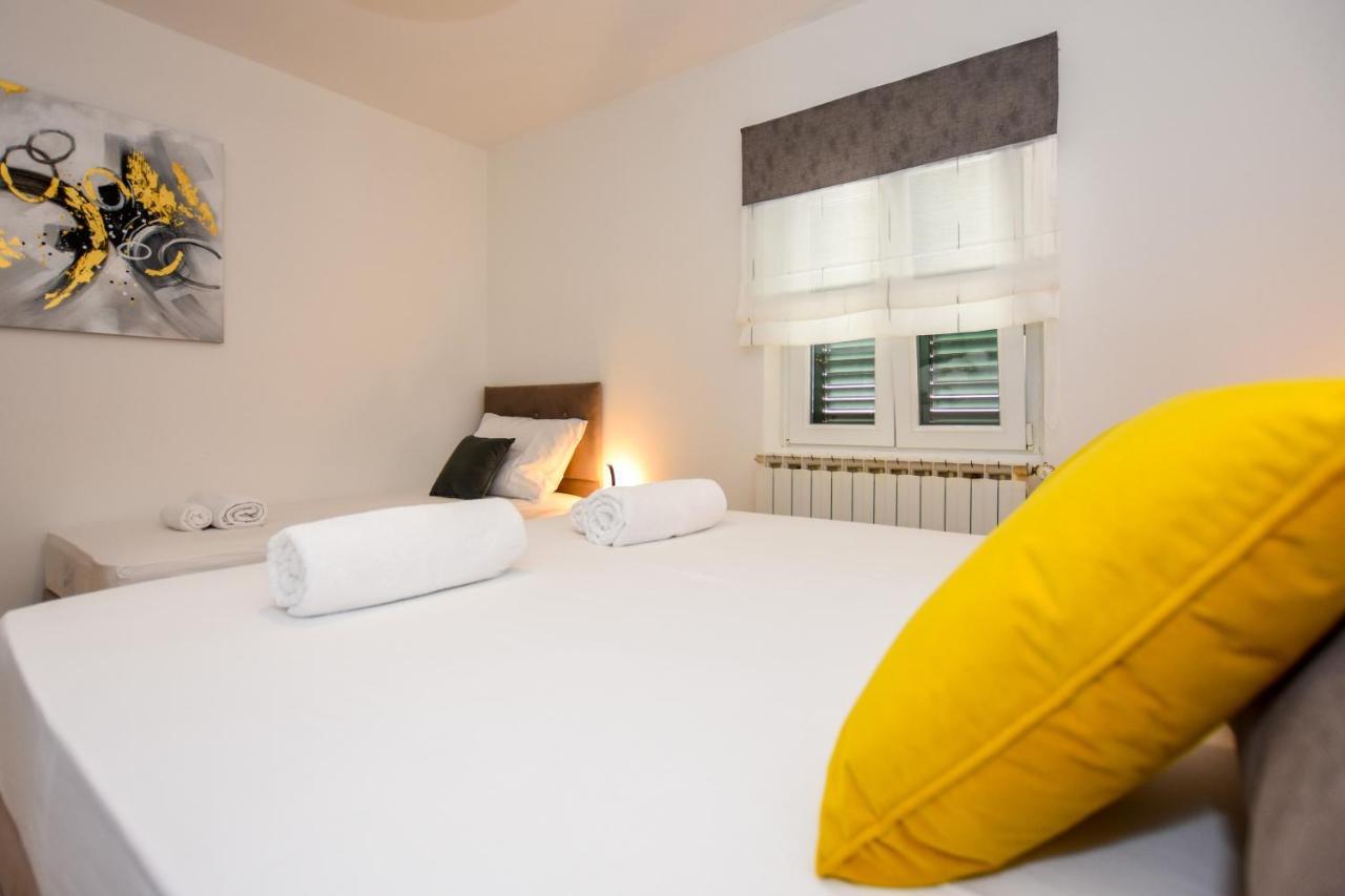 Apartmani Plazibat マンドレ エクステリア 写真